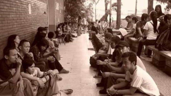 Suasana Tikma, selasar di depan koridor gedung IV Kampus IISIP pada tahun 2001