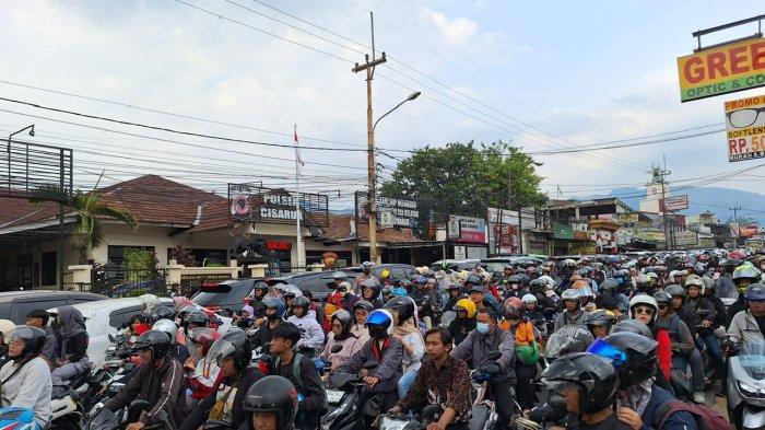 Suasana kemacetan di jalur puncak Bogor saat libur panjang akhir pekan pada Minggu (15/9/2024).