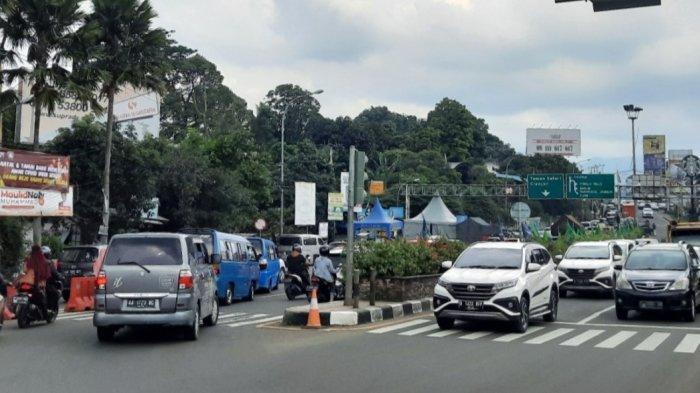 Suasana lalu lintas di simpang Gadog, Bogor, Jawa Barat, yang terlihat ramai.