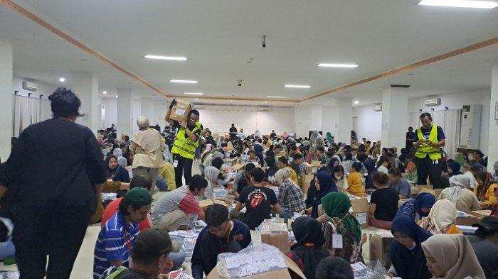 Suasana pelipatan kertas suara di di GOR Tanjung Duren, Jakarta Barat, Kamis (11/1/2024).