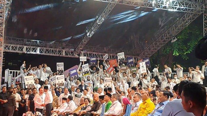 Suasana pendukung Anies-Cak Imin di KPU.