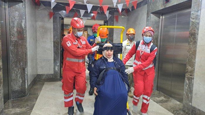 Suasana simulasi gempa Megathrust di Kantor Walikota Jakarta Barat, Kembangan, Jakarta Barat pada Rabu (9/10/2024).