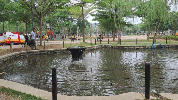 Suasana taman jalur hijau Duri Kosambi, Cengkareng, Jakarta Barat pada Sabtu (14/9/2024).