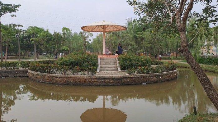 Suasana taman jalur hijau Duri Kosambi, Cengkareng, Jakarta Barat pada Sabtu (14/9/2024).