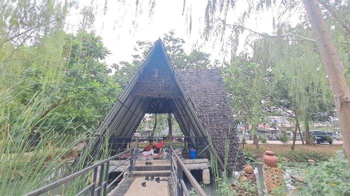 Suasana taman jalur hijau Duri Kosambi, Cengkareng, Jakarta Barat pada Sabtu (14/9/2024).
