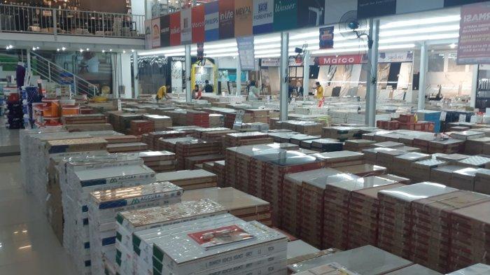 Suasana toko Tirta Bangunan Sawangan, Depok, Jawa Barat.