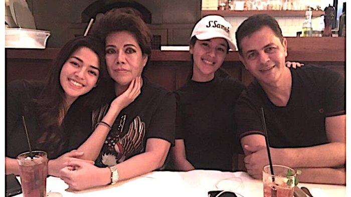 Potret Susan Sameh bersama Ibu, kakak dan Ayahnya