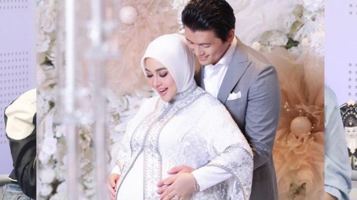 Penyanyi Syahrini diketahui mengumumkan kehamilannya melalui akun media sosialnya, Rabu (22/5/2024) malam. Saat mengunggah foto-foto bahagianya itu, Syahrini diketahui menggelar tasyakuran 7 bulan kehamilan anak pertamanya. Syahrini mengunggah foto mesra bersama Reino Barack di akun media sosialnya.