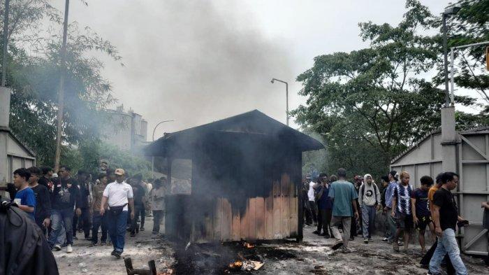 TOLAK TAMBANG KAPUR - Aksi unjuk rasa warga menolak pertambangan kapur di pegunungan Karawang Selatan, Kabupaten Karawang rusuh pada Kamis (17/4/2025). Karenanya warga meminta Gubernur Jawa Barat yang baru Dedi Mulyadi turun tangan dan meninjau ulang izin pertambangan di sana.