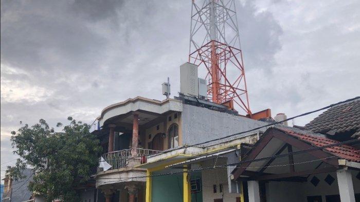 TOWER BELUM DIROBOHKAN - Penampakan tower di lantai tiga sebuah warga Perumahan Telaga Elok Blok K1 RT 06 RW 13, Kelurahan Harapan Baru, Kecamatan Bekasi Utara, Kota Bekasi, Jumat (31/1/2025). Keluhan warga sampai sekarang belum ditanggapi pihak terkait.