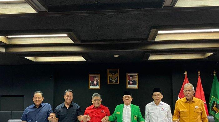 Sekjen PDI Perjuangan (PDIP) Hasto Kristiyanto menjelaskan hasil rapat perdana yang dilakukan partai politik (parpol) pengusung Ganjar Pranowo di Gedung High End, Kebon Sirih, Jakarta Pusat, Rabu (13/9/2023).