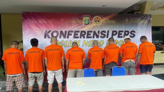 Tahanan Polres Metro Depok kasus pencabulan terhadap anak kandungnya sendiri berinisial AR (50) tewas dibalik jeruji besi pada Minggu (9/7/2023). AR yang mencabuli anak kandungnya sendiri berkali-kali, tewas karena dikeroyok 8 tahanan lain di dalam selnya di Mapolrestro Depok. Ke 8 pelaku dihadirkan polisi ke hadapan wartawan dalam ungkap kasus di Mapolrestro Depok