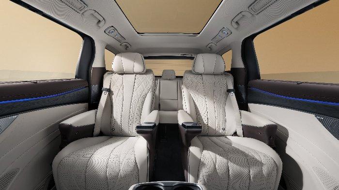Tampilan interior MPV premium listrik Denza D9 saat acara peluncuran Denza D9 di Ritz Carlton, Pacific Place, Jakarta, Rabu (22/1/2025).