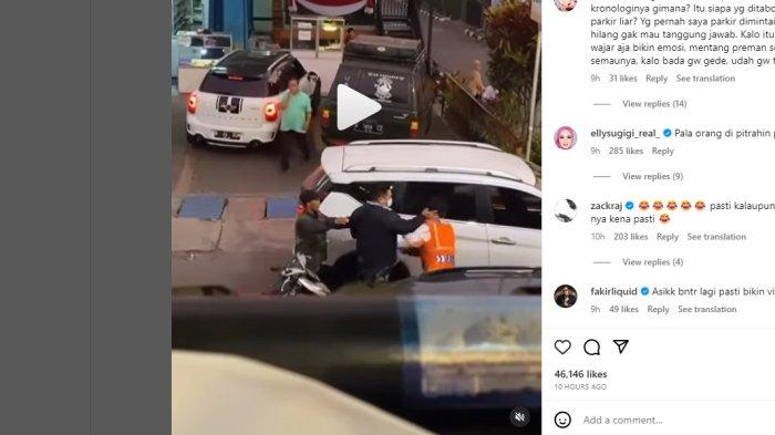 Tangkapan layar video seorang pria diduga oknum TNI pukul kepala bagian belakang juru parkir di Bandung, Jawa Barat