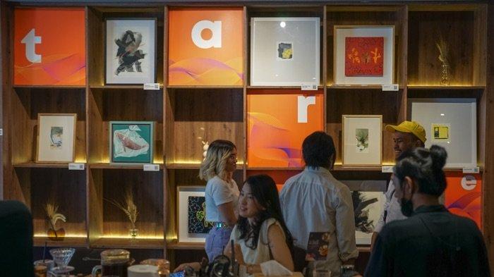 Galeri online bernama Tarte, bersama dengan eatery atau restoran bernama Wangsa, menggelar pameran kolektif selama dua bulan penuh mulai 9 September hingga 9 November 2023. Pameran kolektif bertajuk Tarte X Wangsa: A Color Play ini menghadirkan 32 lukisan dari 27 emerging artists. Tema 'A Color Play' memadukan warna-warna dari karya-karya lukis para seniman berbakat ini, dengan vibe Wangsa yang monokrom, zen dengan elemen batu-batuan.