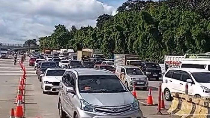 GERBANG TOL CIAWI 2 -- Situasi Terkini di Sekitaran Gerbang Tol Ciawi yang Rusak Dihantam Kendaraan Saat Kecelakaan. masih banyak sisa puing kecelakaan. Arus lalu lintas padat merayap meski masih terlihat sejumlah galon Aqua pun masih tampak berada di TKP pada Rabu (5/2/2025).