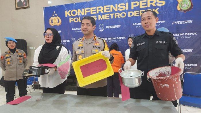 Tersangka penganiayaan balita, Seftyana (35) digiring ke Mapolres Metro Depok, Rabu (4/12/2024). Seorang balita berusia 1,3 tahun menjadi korban penganiayaan oleh pengasuhnya di tempat penitipan anak atau daycare di Sawangan, Depok, Jawa Barat. 