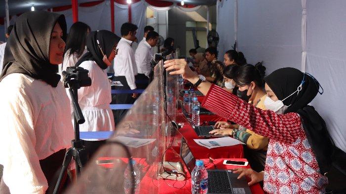 Para peserta tes CAT (Computer Assisted Test) seleksi calon Notaris di Wilayah DKI Jakarta.