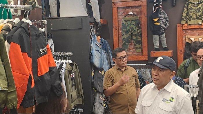 Menteri Koperasi dan Usaha Kecil dan Menengah Teten Masduki melakukan sidak pada pedagang di Blok A Pasar Tanah Abang yang mengeluhkan omzet turun 50 persen, Selasa (19/9/2023).