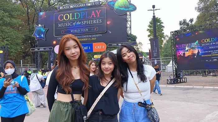 Tiga mahasiswi putri asal Surabaya terbang ke Jakarta untuk menyaksikan konser Band Coldplay di SUGBK Senayan, Jakarta Pusat, Rabu (15/11/2023) malam.