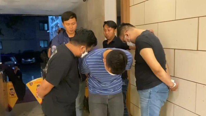 Tiga orang oknum pegawai imigrasi yang baru ditetapkan sebagai tersangka kasus tindak pidana perdagangan orang (TPPO) dengan modus jual ginjal ke Kamboja tiba di Polda Metro Jaya, Jakarta Selatan, Sabtu (29/7/2023) malam.
