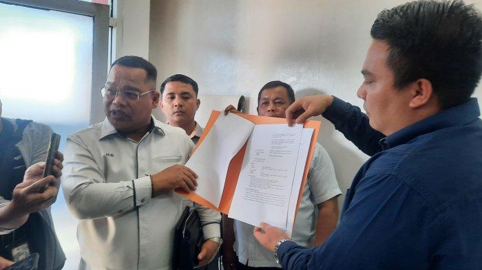 Tim Bidang Hukum Pemenangan RIDO membuat laporan ke Badan Pengawas Pemilu (Bawaslu) DKI di Jalan Letjen MT Haryono, Kecamatan Pancoran, Jakarta Selatan, Senin (30/9/2024). Laporan terkait belasan alat peraga kampanye (APK) berupa baliho dan spanduk bergambar wajah cagub-cawagub Jakarta, Ridwan Kamil-Suswono yang dirusak dan terkena vandalisme oleh orang tidak dikenal. Ketua Bidang Hukum Tim Pemenangan RIDO, Arif Wibowo mengatakan, pihaknya tidak bisa menduga-duga siapa pelaku perusakan dan aksi vandalisme APK Ridwan Kamil-Suswono.