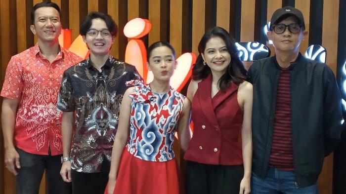 TIWI MAIN FILM - Penyanyi Tiwi T2 mengawali debutnya di dunia akting dengan menjadi TKW yang bekerja di Arab Saudi, dalam film Telepon yang Tak Pernah Berdering, yang diungkap olehnya ketika ditemui di kawasan Cipete, Jakarta Selatan, Selasa (11/2/2025) malam. (Arie Puji Waluyo)