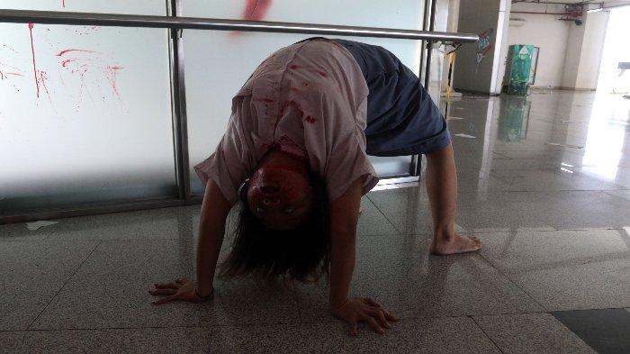 Aktivitas petugas dan pekerja mengenakan kostum Zombie saat kegiatan 'Train To Apocalypse' di Stasiun Pegangsaan Dua dan Velodrome Light Rapid Transit (LRT) Jakarta Timur, Kamis (11/7/2024). Train to Apocalypse merupakan wahana zombie hasil kerja sama LRT Jakarta dan Pandora Box yang menjadikan pengunjung merasakan sensasi horor dan menyeramkan diserang Zombie seperti di film serta meningkatkan minat masyarakat untuk menggunakan moda transportasi yang digelar hingga 18 Agustus dengan harga hari biasa Rp 75.000 dan Sabtu-Minggu Rp 100.000.