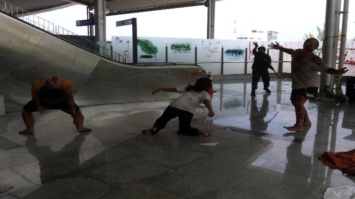Aktivitas petugas dan pekerja mengenakan kostum Zombie saat kegiatan 'Train To Apocalypse' di Stasiun Pegangsaan Dua dan Velodrome Light Rapid Transit (LRT) Jakarta Timur, Kamis (11/7/2024). Train to Apocalypse merupakan wahana zombie hasil kerja sama LRT Jakarta dan Pandora Box yang menjadikan pengunjung merasakan sensasi horor dan menyeramkan diserang Zombie seperti di film serta meningkatkan minat masyarakat untuk menggunakan moda transportasi yang digelar hingga 18 Agustus dengan harga hari biasa Rp 75.000 dan Sabtu-Minggu Rp 100.000.