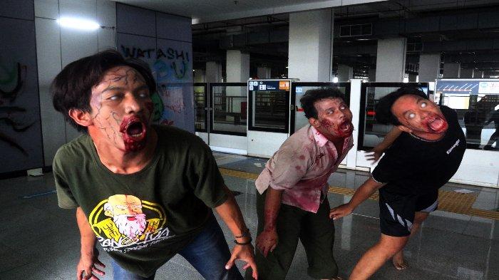 Aktivitas petugas dan pekerja mengenakan kostum Zombie saat kegiatan 'Train To Apocalypse' di Stasiun Pegangsaan Dua dan Velodrome Light Rapid Transit (LRT) Jakarta Timur, Kamis (11/7/2024). Train to Apocalypse merupakan wahana zombie hasil kerja sama LRT Jakarta dan Pandora Box yang menjadikan pengunjung merasakan sensasi horor dan menyeramkan diserang Zombie seperti di film serta meningkatkan minat masyarakat untuk menggunakan moda transportasi yang digelar hingga 18 Agustus dengan harga hari biasa Rp 75.000 dan Sabtu-Minggu Rp 100.000.