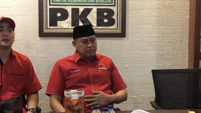 Tri Adhianto saat berada di kantor DPC PKB Kota Bekasi, Sabtu (27/4/2024).