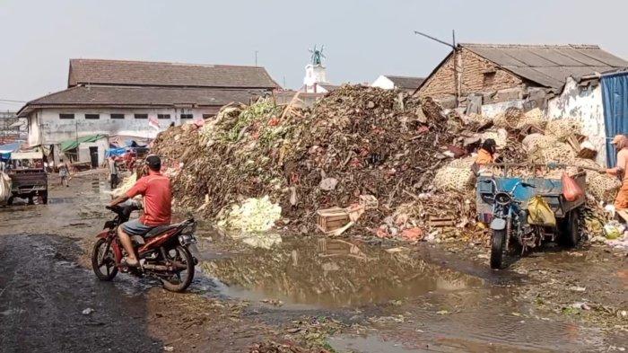 SAMPAH - Tumpukan sampah yang menggunung di area Pasar Induk Cibitung. Persoalan ini belum juga tertangani.