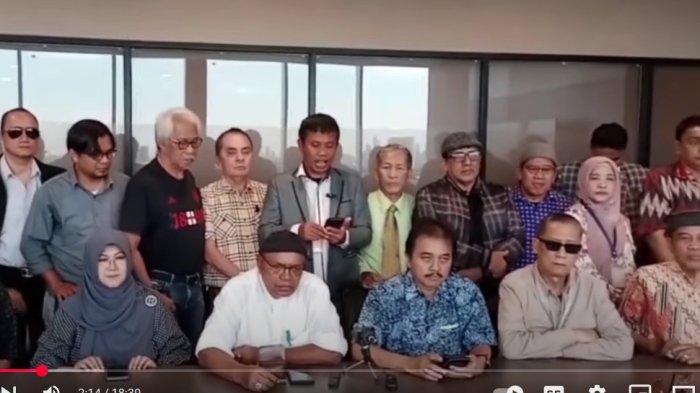 UJI IJAZAH JOKOWI - Tim Advokasi Anti Kriminalisasi Akademisi dan Aktivis atas nama klien mereka yakni Dr Roy Suryo, Dr Rismon Hasiholan Sianipar, Rizal Fadillah SH, Dr Tifauzia Tyassuma, Kurnia Tri Royani dan Prof Egi Sudjana, menyatakan sikap menolak hasil uji laboratorium forensik ijazah Jokowi yang dilakukan Bareskrim Polri. Meskipun saat ini hasil uji lab forensik yang dilakukan Bareskrim Polri atas ijazah Jokowi belum rampung, seperti dikatakan Ahmad Khozinudin selaku Koordinator Nonlitigasi Tim Advokasi Anti Kriminalisasi Akademisi dan Aktivis dalam konferensi persnya yang ditayangkan di channel akun YouTube Refly Harun, Senin (12/5/2025).