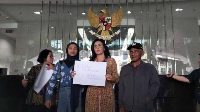 Ujang (mengenakan topi) saat tiba di Komisi Yudisial untuk mencari keadilan. Ujang merupakan ayah dari Dini Sera Afriyanti, korban penganiayaan dan pembunuhan Gregorius Ronald Tannur. 