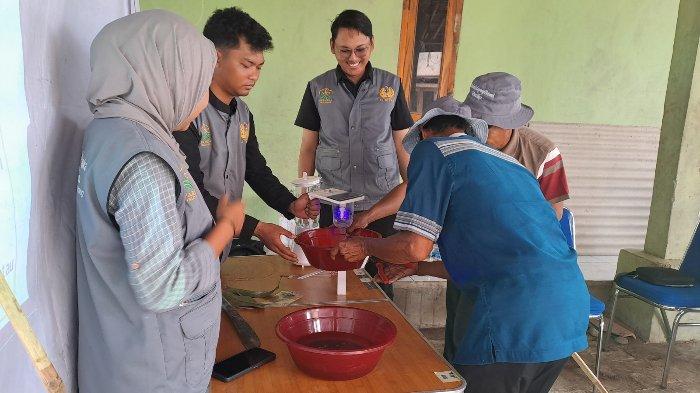 Universitas Singaperbangsa Karawang menggelar program Farmers Field School (FFS) atau sekolah lapang petani di Desa Sindangkarya, Karawang. Dalam program yang berlangsung November 2024, para petani diajarkan dalam mengendalikan hama sundep (penggerek batang) dan tikus tanaman padi hingga  cara meramu pestisida alami serta  konservasi burung hantu (Tyto alba).
