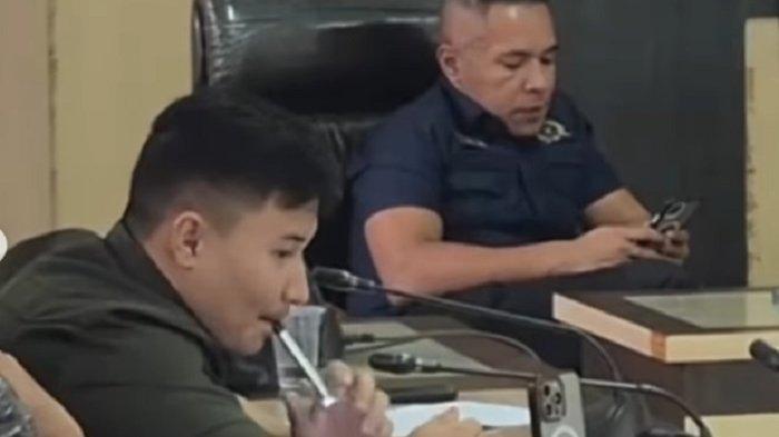 Beredar sesjumlah video viral yang memperlihatkan Fadhal Rahmat, anggota DPRD Kota Kendari termuda dari Partai Golkar, tengah duduk santai menghisap vape dan bermain ponsel saat mengikuti Rapat Dengar Pendapat (RDP) di Kantor DPRD Kota Kendari pada Senin, 30 Juni 2025.