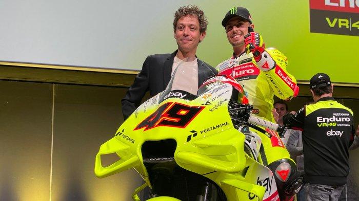 Legenda MotoGP Valentino Rossi bersama pembalap Pertamina Enduro VR46 Racing Team Fabio Di Giannantonio (kanan) berfoto dalam acara perkenalan tim di Palariccione, Kota Riccione, Italia, Rabu (24/1/2024). Warta Kota turut menghadiri acara tersebut.