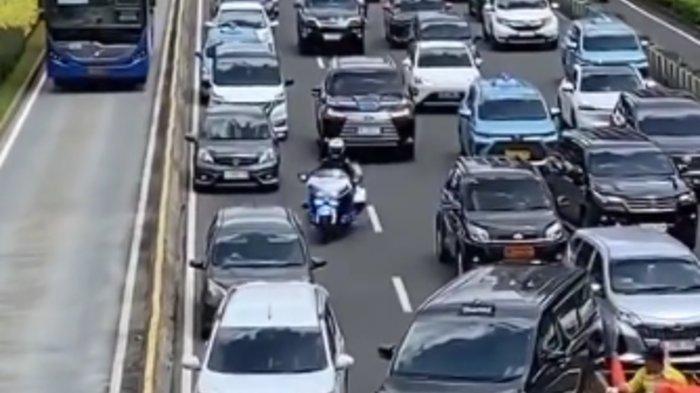 Viral mobil dinas warna hitam berpelat RI 36 bersikap arogan saat membelah kemacetan dengan polisi Patwal yang menyalakan lampu strobo. 