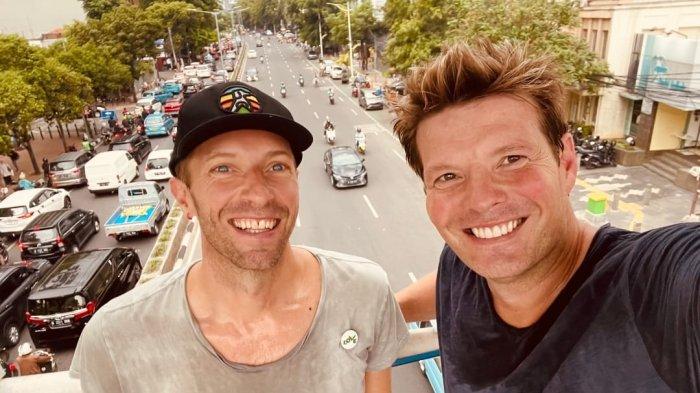Vokalis Coldplay, Chris Martin berjalan kaki berkeliling kawasan Dukuh Atas, Tanah Abang, Jakarta Pusat pada Selasa (14/11/2023).