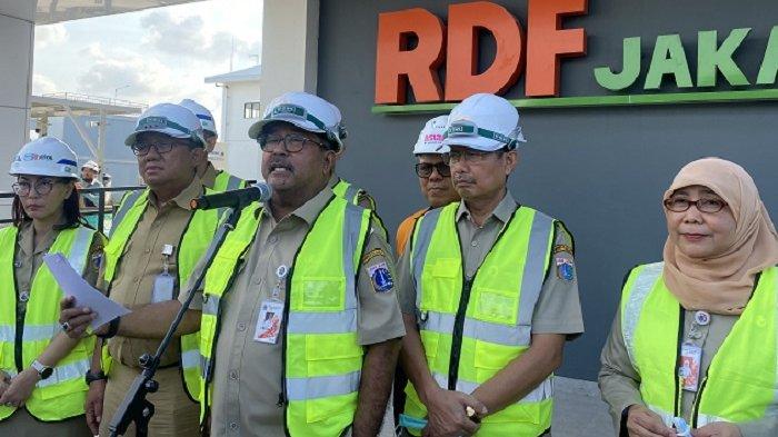 PERSOALAN SAMPAH- Wagub Jakarta Rano Karno usai melakukan peninjauan di RDF Rorotan, Jakarta Utara, Selasa (25/2/2025). Pada kesempatan itu,  Rano Karno memastikan Pemprov DKI Bakal Tambah 3 RDF Plant Lagi di Jakarta