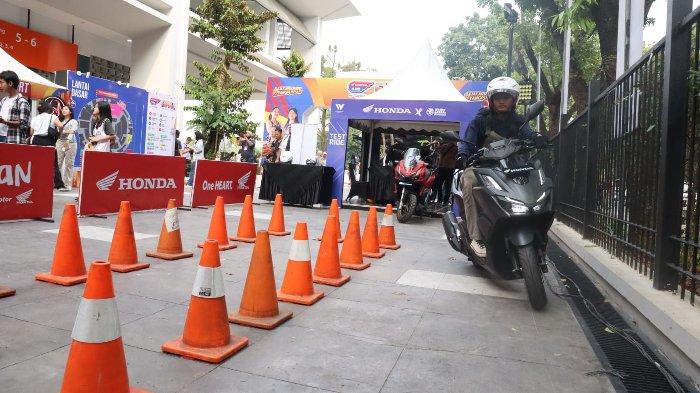 Wahana sajikan kombinasi seru antara kompetisi Basket dan safety riding pada Final Honda DBL DKI Jakarta Series di Indonesia Arena,Jumat (17/11/2023).