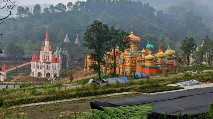 Wahana permainan bianglala milik PT. Jasa dan Kepariwisataan (Jaswita) Jabar di Kecamatan Cisarua, Kabupaten Bogor, pada Minggu (14/7/2024).