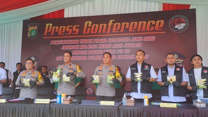 Wakapolda Metro Jaya Brigjen Suyudi Arioseto dalam konferensi pers di Mapolres Metro Jakarta Barat, Rabu (6/3/2024). Sabu seberat 100 kilogram diamankan