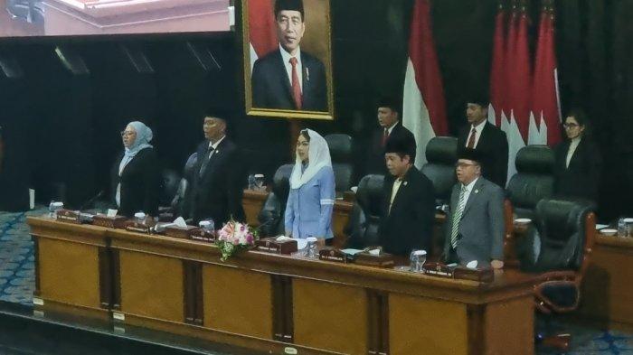 Wakil Ketua DPRD DKI Jakarta Zita Anjani (kerudung putih) saat memimpin rapat paripurna di DPRD DKI Jakarta, Gambir, Jakart Pusat pada Kamis (1/8/2024).