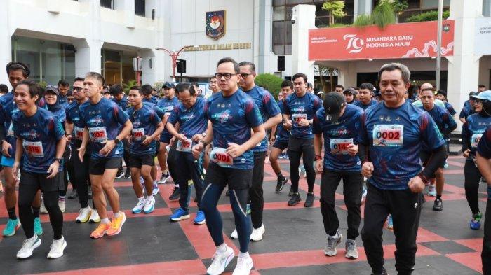 Wakil Menteri Dalam Negeri (Wamendagri) Bima Arya Sugiarto mengikuti Korpri Bestuur Run 10K yang berlangsung di Plaza Kantor Kementerian Dalam Negeri (Kemendagri), Gambir, Jakarta Pusat pada Minggu (15/12/2024).