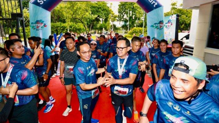 Wakil Menteri Dalam Negeri (Wamendagri) Bima Arya Sugiarto tiba di garis finish dalam gelaran Korpri Bestuur Run 10K yang berlangsung di Plaza Kantor Kementerian Dalam Negeri (Kemendagri), Gambir, Jakarta Pusat pada Minggu (15/12/2024).