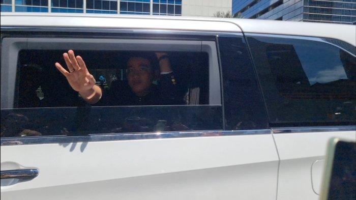 Wakil Presiden RI, Gibran Rakabuming Raka saat melintasi kawasan Bundaran HI, Tanah Abang, Jakarta Pusat, Minggu (20/10/2024)