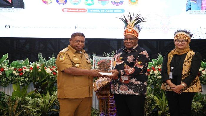 Wakil Menteri Dalam Negeri (Wamendagri) John Wempi Wetipo menerima cinderamata saat menghadiri Musrenbang Provinsi Papua Barat Tahun 2024 di Ballroom Meridien Hotel Aston Viu Manokwari, Papua Barat, Senin (29/4/2024).