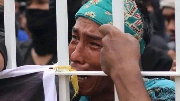Warga Rempang menangis saat melihat keluarga dan kerabat mereka bentrok dengan aparat karena menolak relokasi.