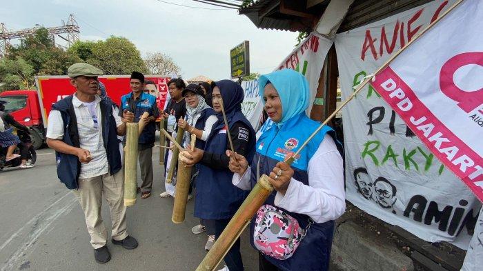 Warga Tanah Merah, Jakarta Utara menyambut kedatangan capres Anies Baswedan dengan membawa kentungan, Selasa (28/11/2023). Ada makna dibalik penyambutan Anies dengan kentungan bambu tersebut.